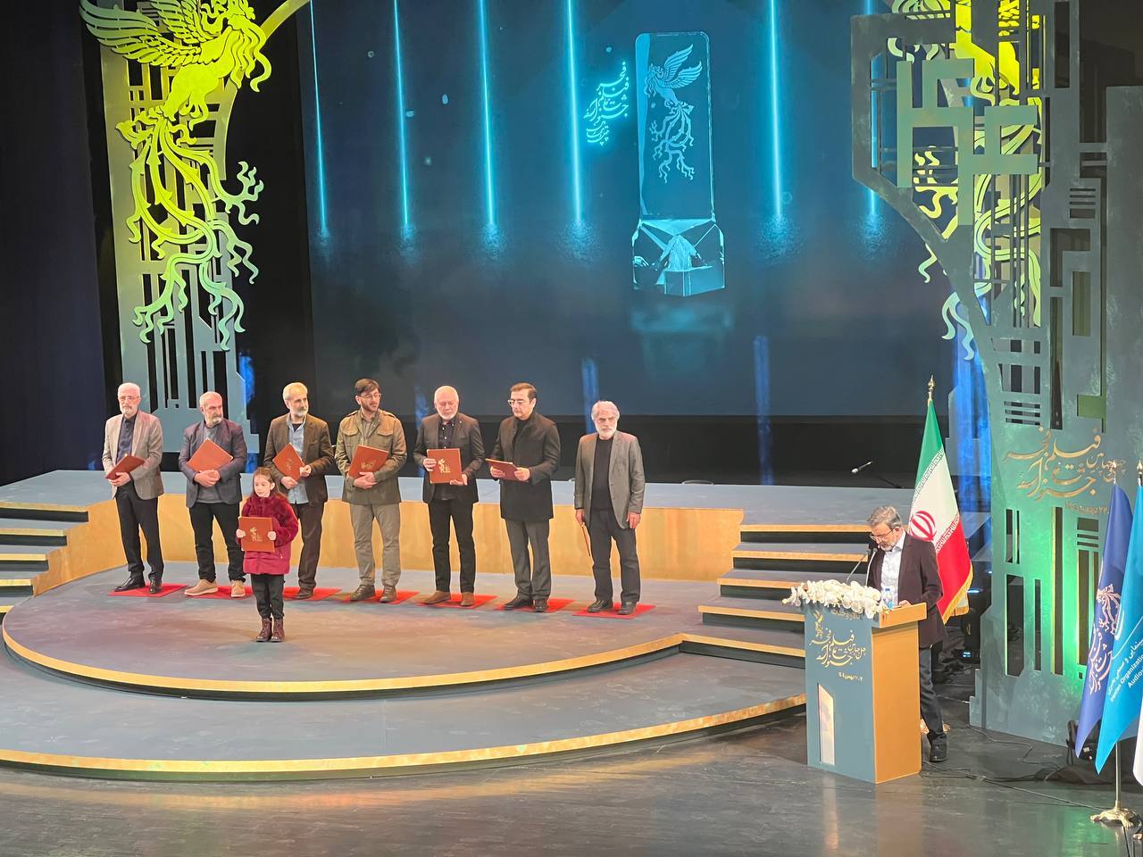 اختتامیه جشنواره فیلم فجر؛ بهترین بازیگر نقش اول زن و مرد: آزیتا حاجیان و بهرام افشاری/ حضور مسعود پزشکیان +عکس و ویدیو