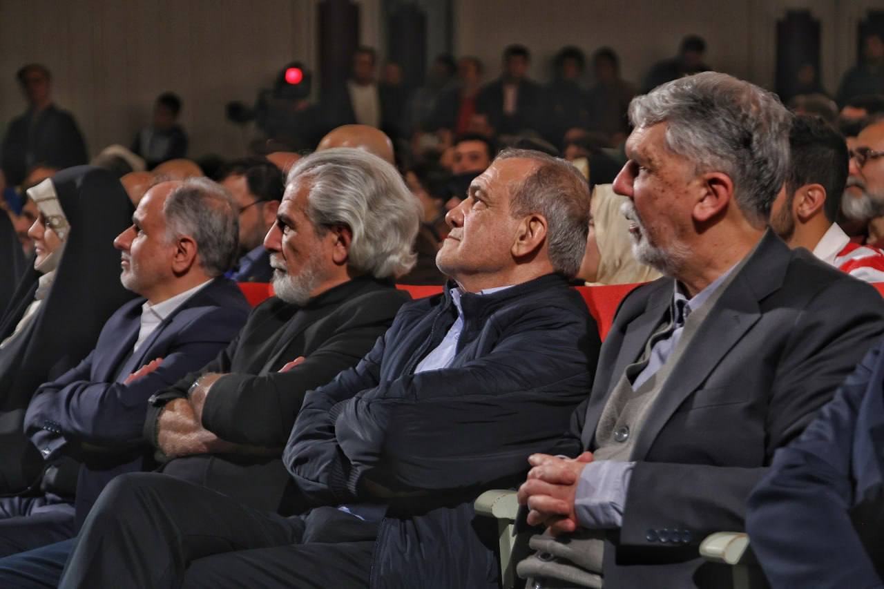 اختتامیه جشنواره فیلم فجر؛ بهترین بازیگر نقش اول زن و مرد: آزیتا حاجیان و بهرام افشاری/ حضور مسعود پزشکیان +عکس و ویدیو