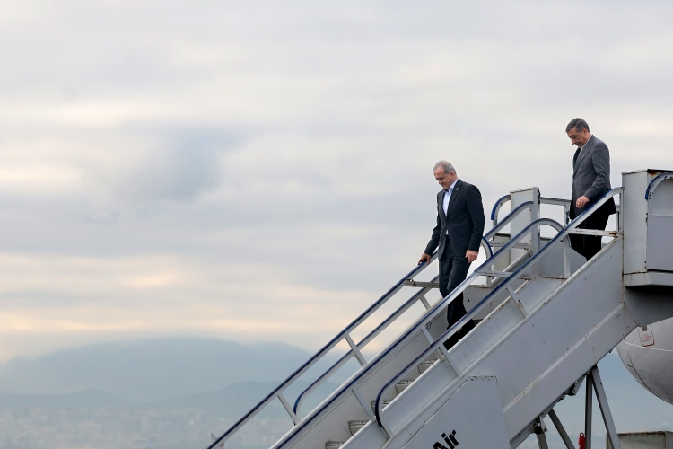 پزشکیان وارد استان گلستان شد