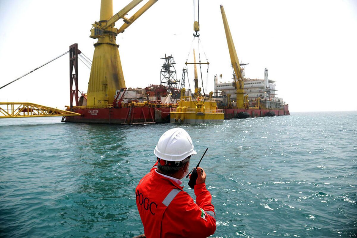 وال‌استریت ژورنال: ایران نفت بیشتری صادر کرده ولی درآمد کمتری داشته است