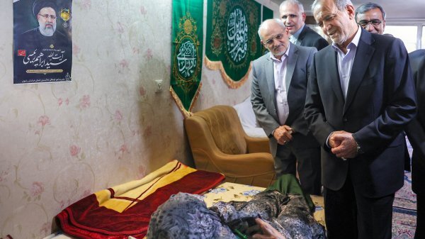 رئیس‌جمهور در مشهد؛ حضور پزشکیان در منزل مادر مرحوم رئیسی