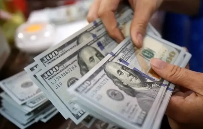 افت و خیز دلار در کانال ۸۲/ بازار ارز نگران شد