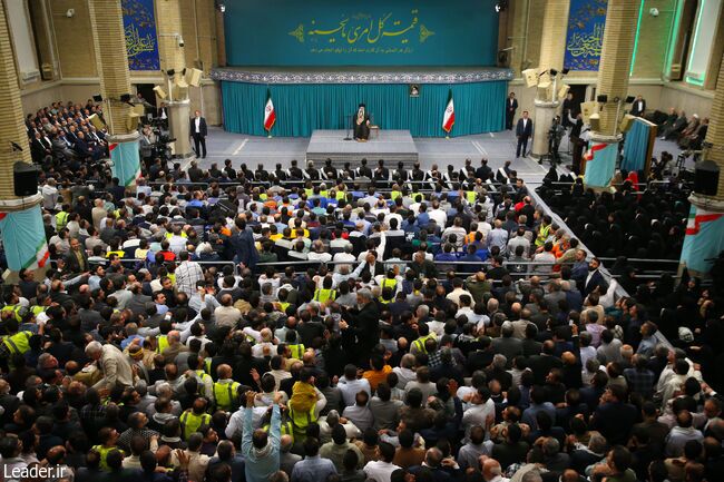 رهبر انقلاب: کارگر یکی از ستون‌های دوام جامعه و سرمایه اصلی برای تحقق شعار سال است