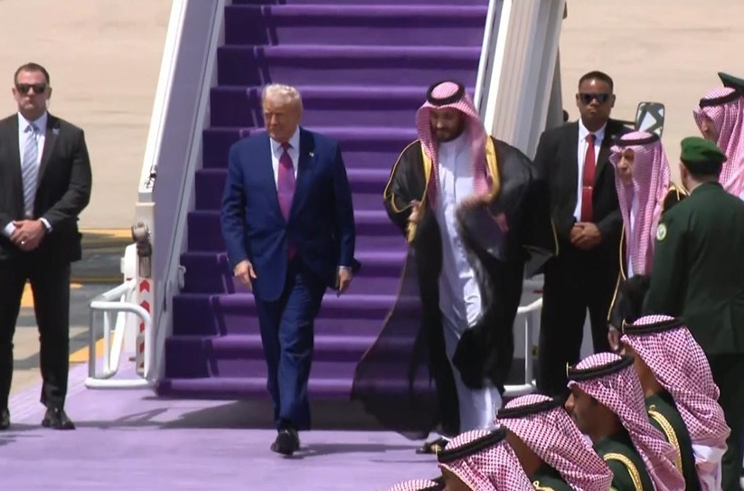 ترامپ وارد عربستان شد/ استقبال بنسلمان از رئیسجمهور آمریکا +ویدیو ترامپ وارد عربستان شد/ استقبال بنسلمان از رئیسجمهور آمریکا +ویدیو