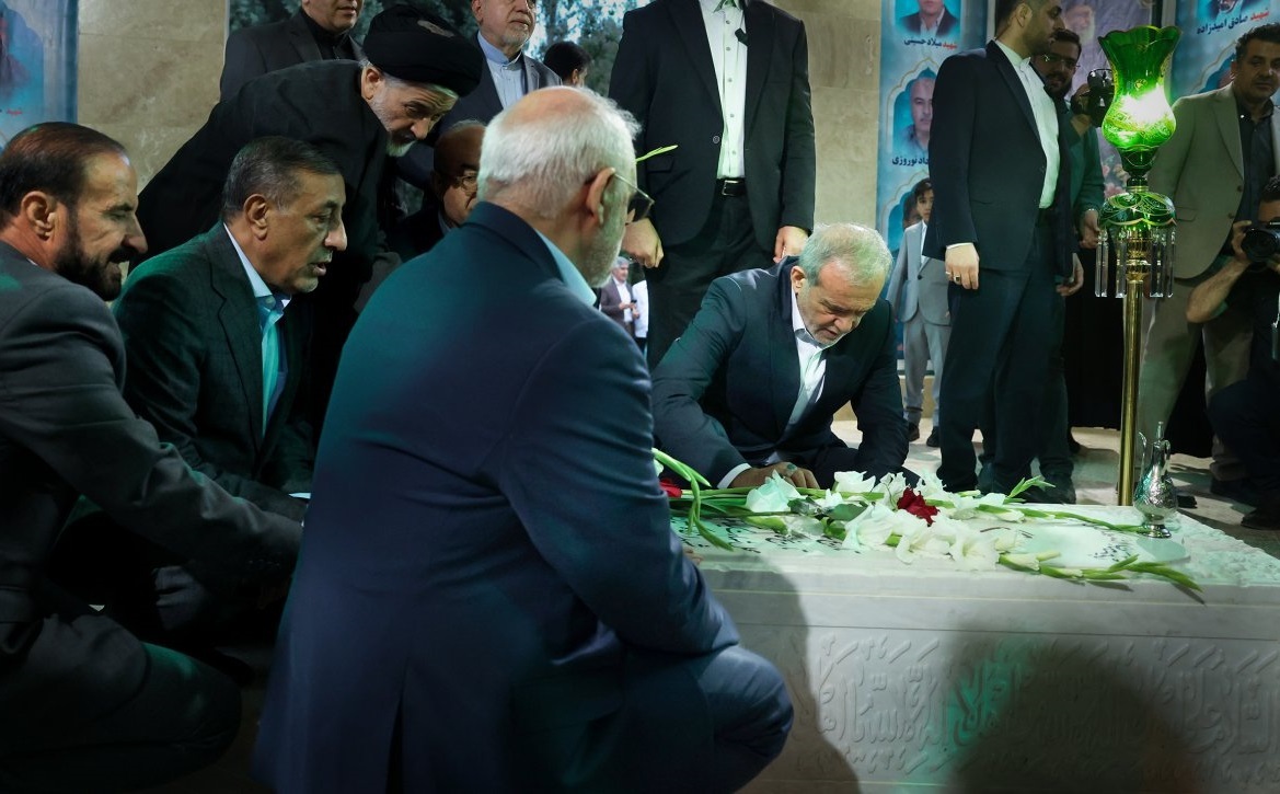 ادای احترام پزشکیان به شهیدان کرمانشاه ادای احترام پزشکیان به شهیدان کرمانشاه