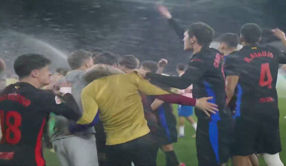 قهرمانی بارسا در خانه دشمن/ بهم زدن جشن با دعوا و آب‌پاش! +عکس