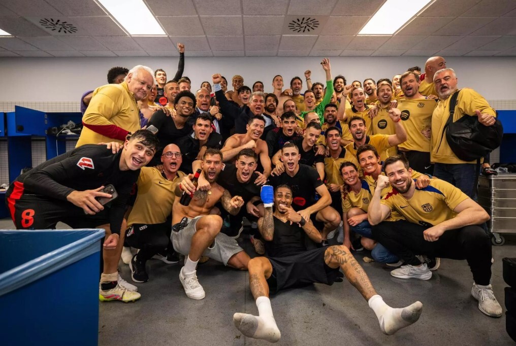 قهرمانی بارسا در خانه دشمن/ بهم زدن جشن با دعوا و آب‌پاش! +عکس