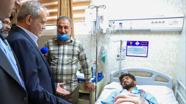 بازدید هوایی پزشکیان از بندر شهید رجایی و عیادت از مجروحان