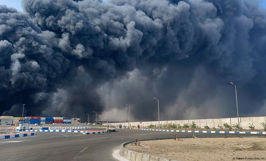 انفجار در بندر شهید رجایی/ ۲۸ فوتی و مصدوم‌شدن ۱۲۴۲ نفر/ پرواز دوباره بالگرد‌ها برای اطفای آتش +ویدیو