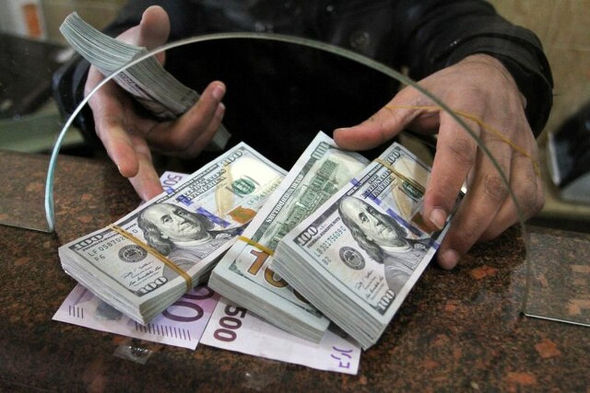 قیمت دلار؛ بازار درگیر فضای خبری است