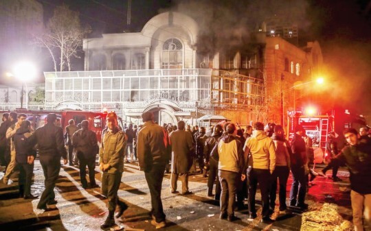 پامنبری‌ها روی دیوار سفارتخانه‌ها