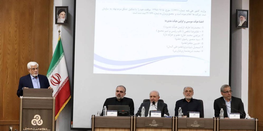 عارف: کنار هم بودن دو جریان سیاسی به نفع نظام می‌شود