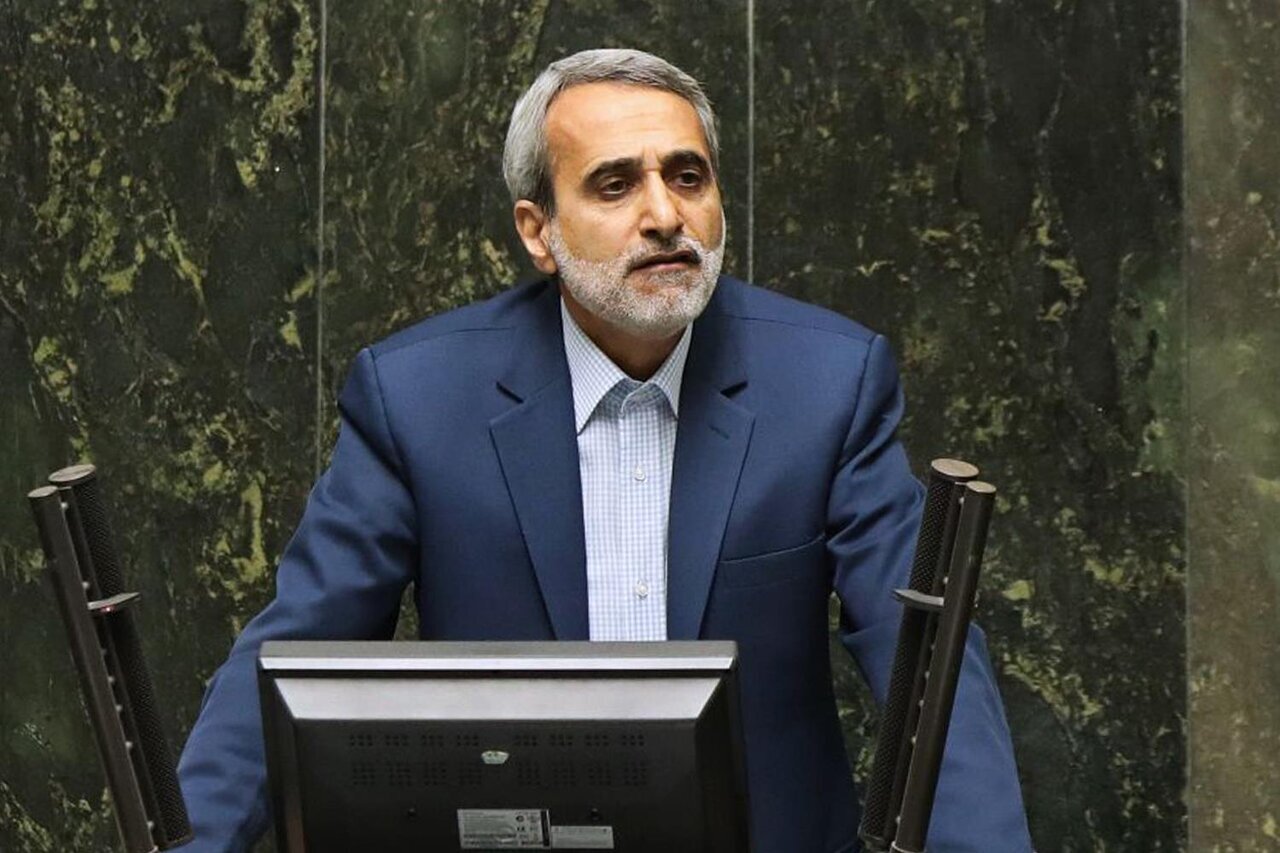 اسرائیل مانند برگی بی‌درخت به زمین خواهد خورد