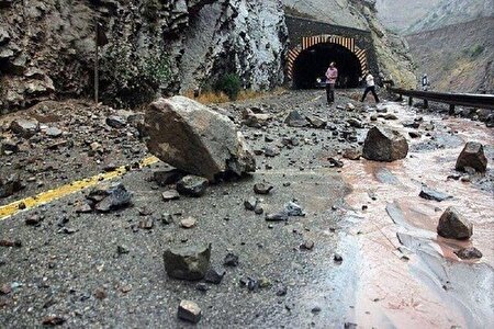ریزش سنگ و مسدودشدن موقت جاده چالوس