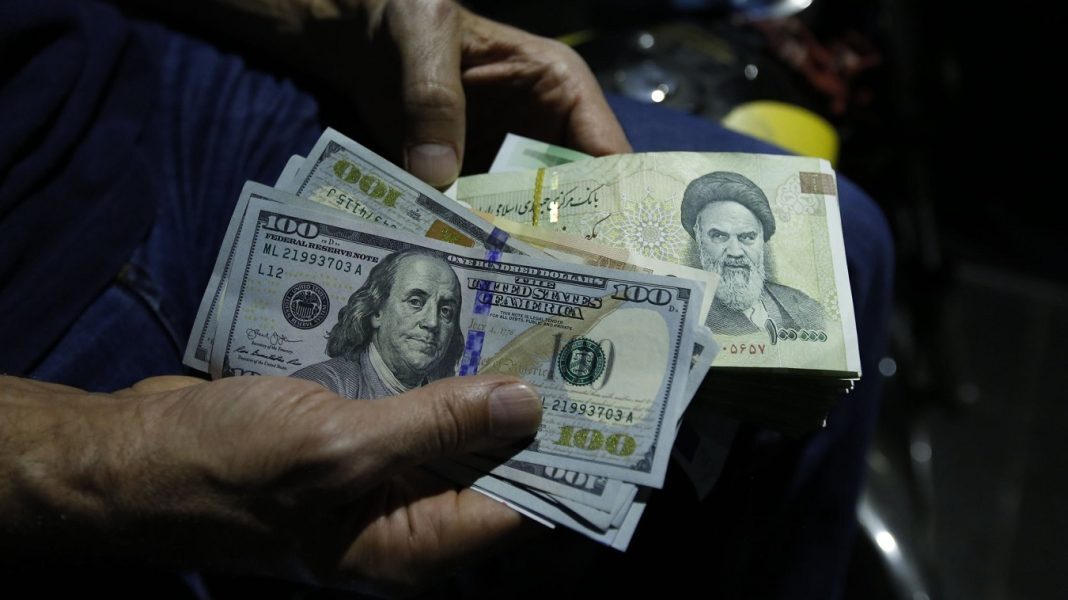 کاهش ۱۰۰۰ تومانی دلار/ رشد هیجانی قیمت مدیریت می‌شود
