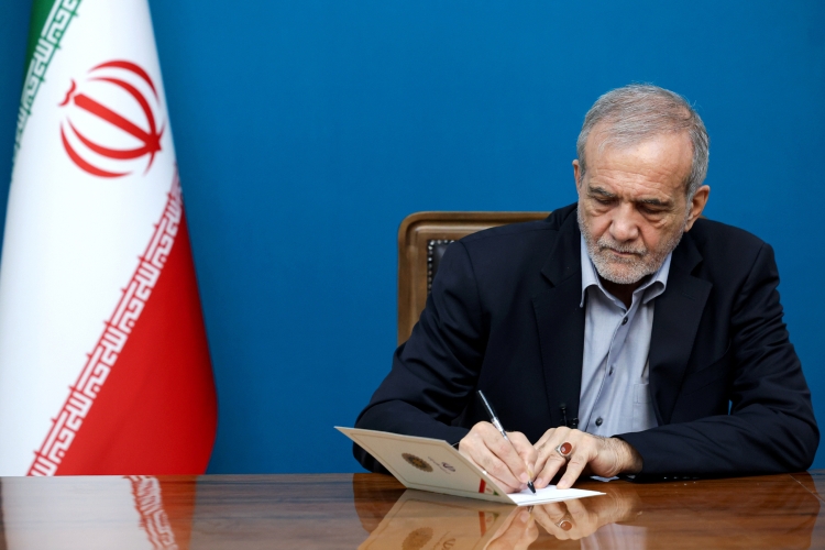 متن حکم پزشکیان برای انتصاب لاریجانی به دبیری شعام