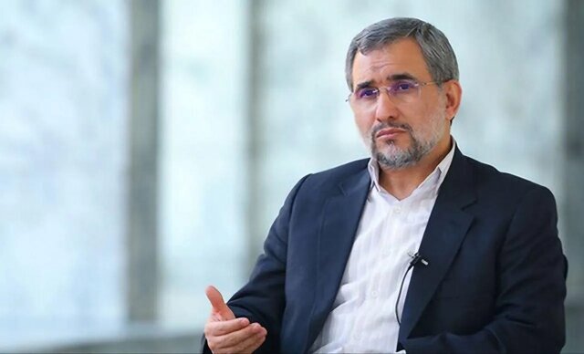 مرحوم فرشچیان رنگ و نقش را در خدمت معنا گرفت