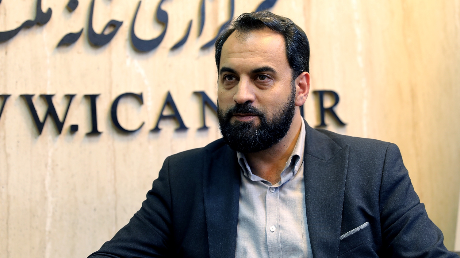 انگار رفع همه مشکلات را در تعطیلی می‌بینند!