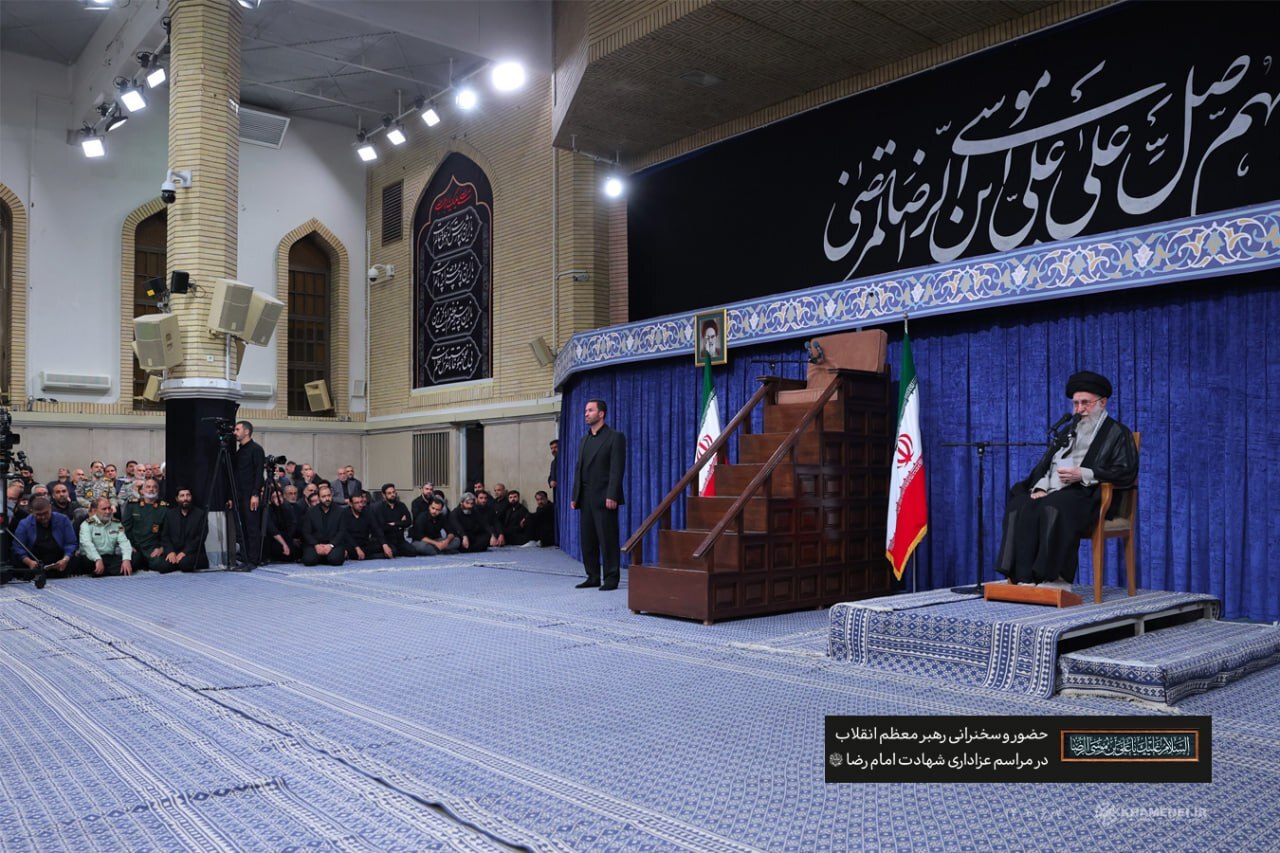 رهبر انقلاب: یک روز پس از جنگ، می‌گفتند فلان‌کس پادشاه بشود/ در جمع ابلهان یک ایرانی هم بود، خاک بر سر آن ایرانی!