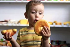 خطر کیک و کلوچه برای سلامت بچه‌ها