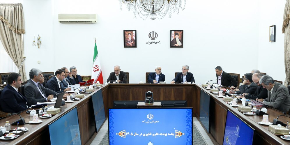 عارف: تحریم‌ها ما را از پا درنیاورده است