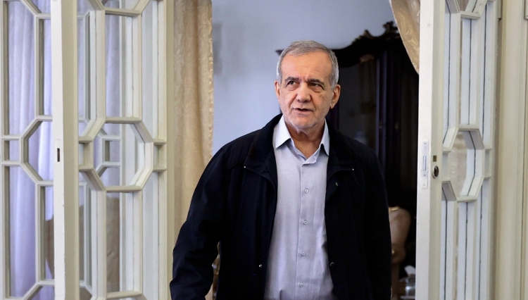 عیادت رئیس‌جمهور از سقاب اصفهانی