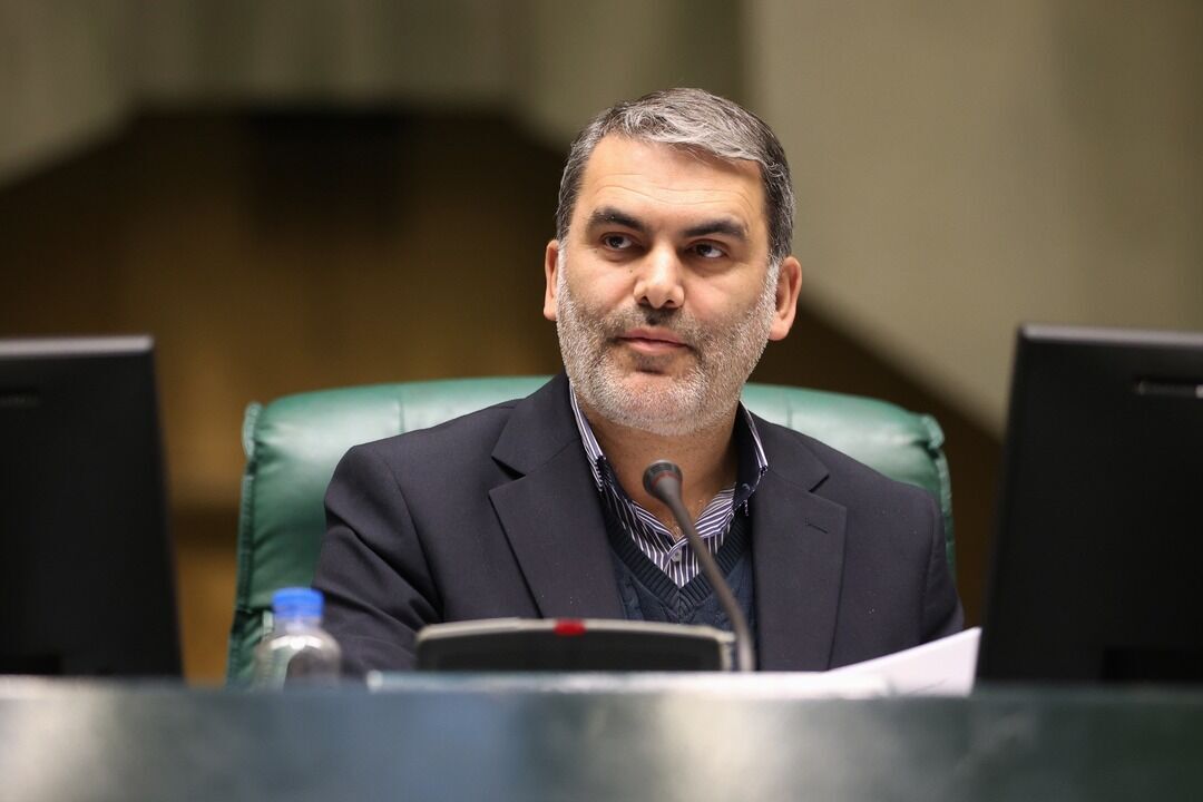 نماینده مجلس: بنزین ۵ هزار تومانی شاخص اصلی بازار می‌شود