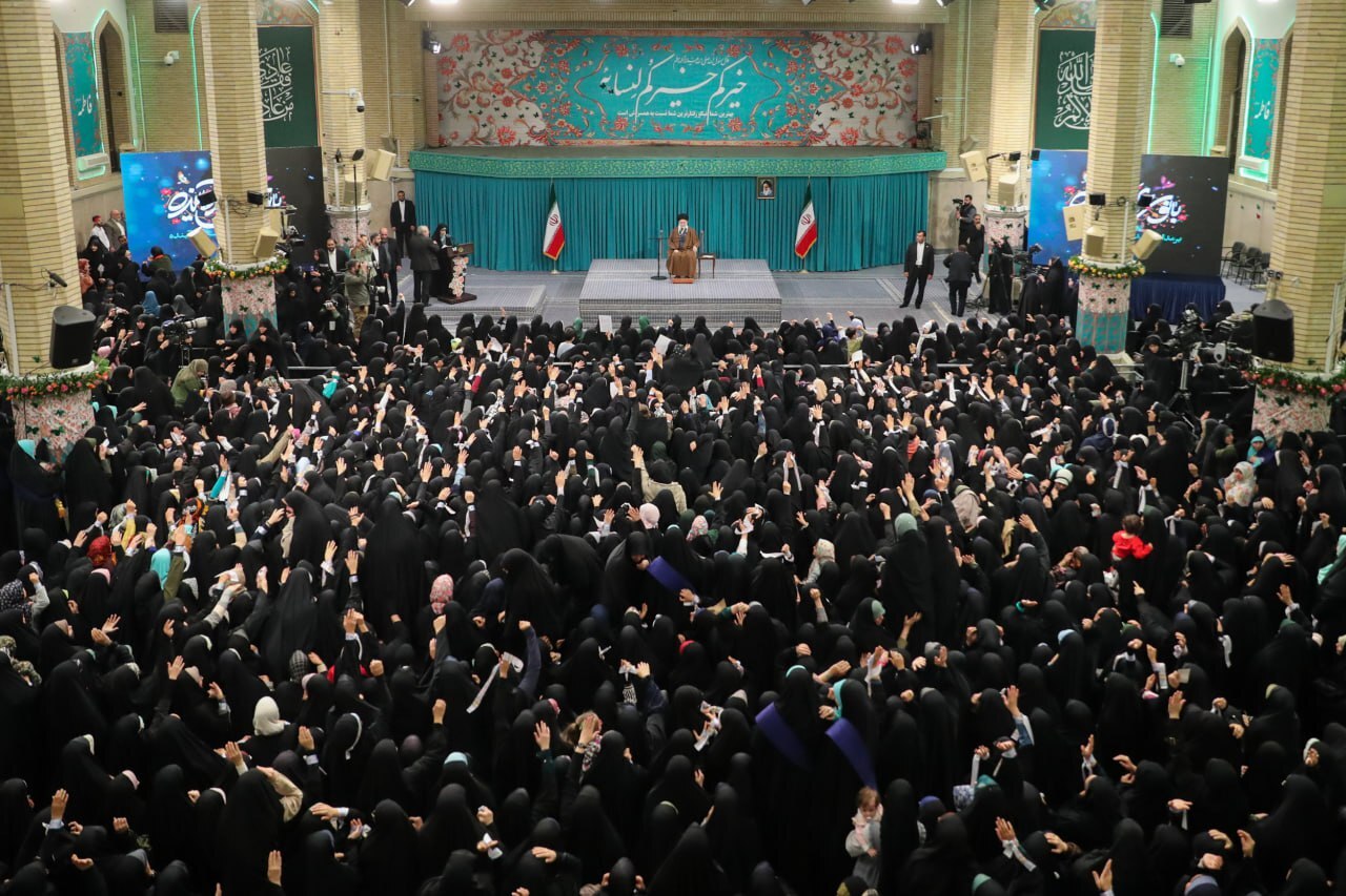 رهبر انقلاب: در فعالیت‌های سیاسی و مناصب حکومتی زن با مرد حقوق برابری دارد