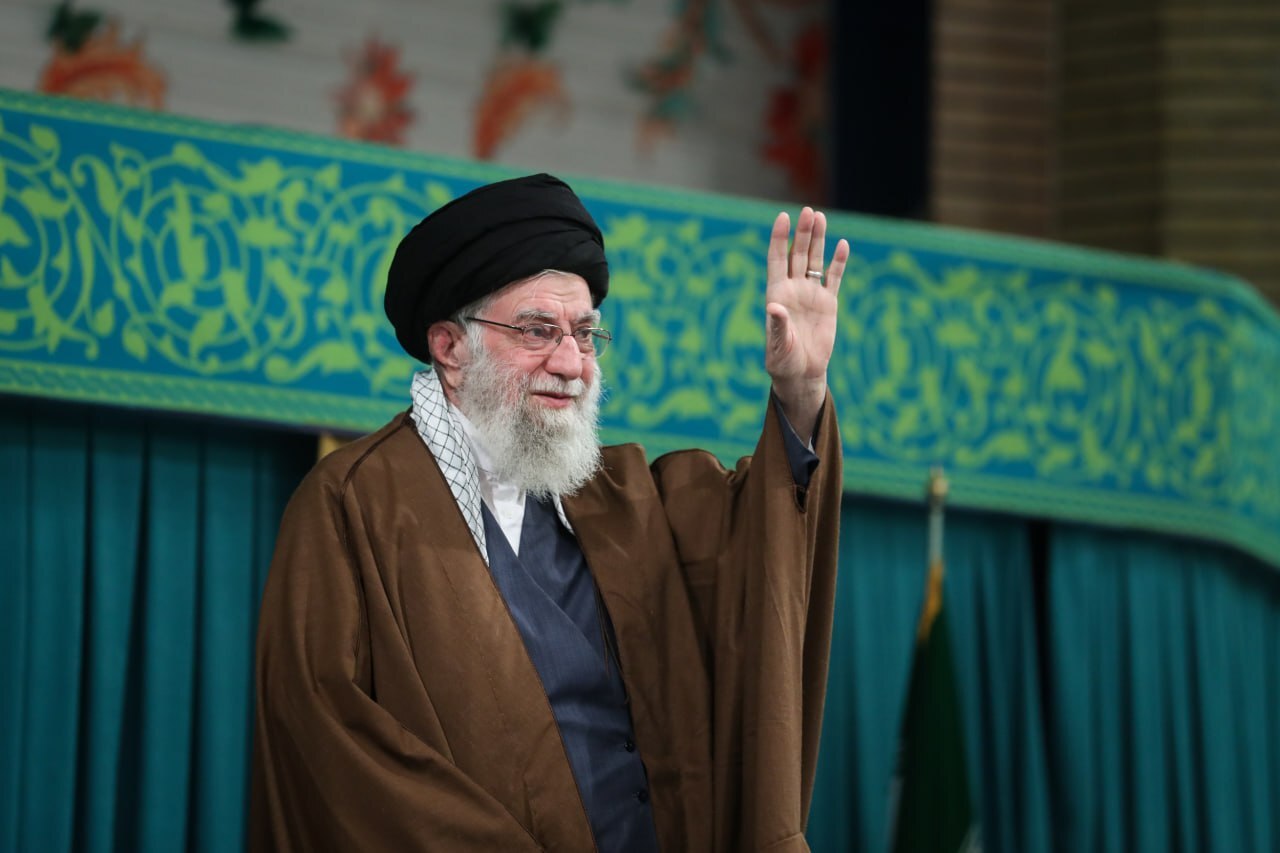 رهبر انقلاب: در فعالیت‌های سیاسی و مناصب حکومتی زن با مرد حقوق برابری دارد