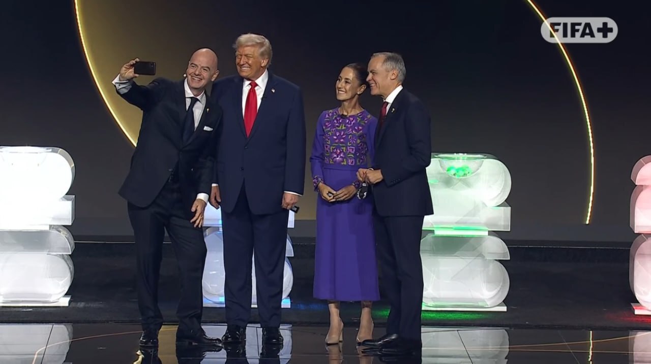 قرعهکشی جامجهانی؛ ترامپ برنده جایزه صلح فیفا شد/ حضور قلعهنویی +عکس قرعهکشی جامجهانی؛ ترامپ برنده جایزه صلح فیفا شد/ حضور قلعهنویی +عکس