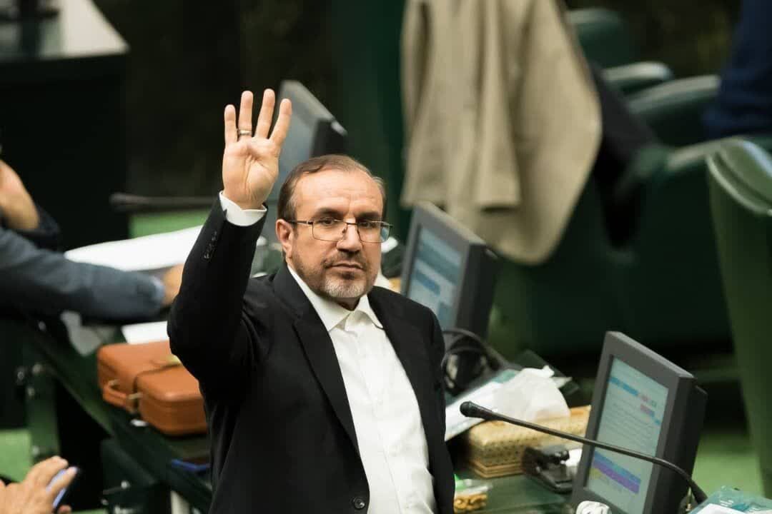 انتقاد حدادی از عارف؛ دولت به‌جای انتقاد از گرانی خودرو، بازار را مدیریت کند