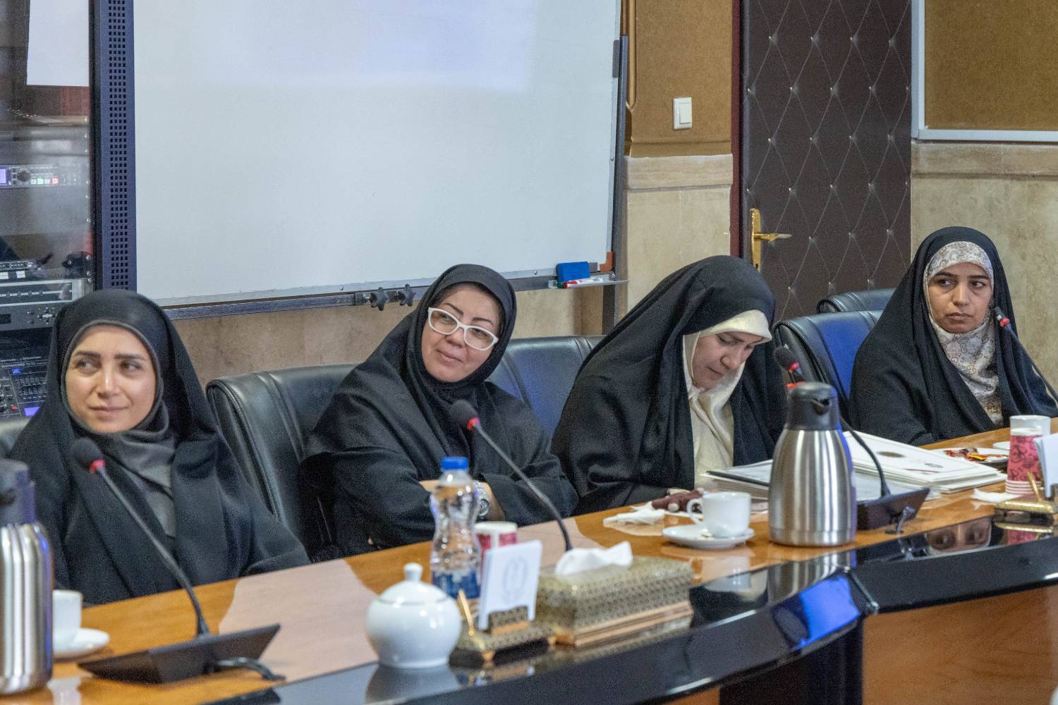 مادران و زنان این مرز و بوم «قهرمانان گمنام» در عرصه مبارزه با مواد مخدر هستند مادران و زنان این مرز و بوم «قهرمانان گمنام» در عرصه مبارزه با مواد مخدر هستند