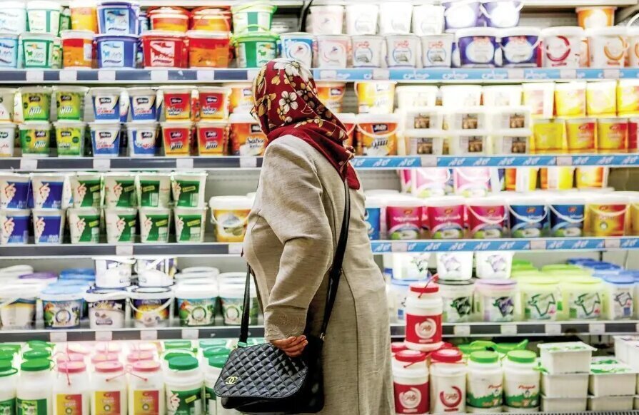 گلایه مردم از افزایش چندباره قیمت لبنیات گلایه مردم از افزایش چندباره قیمت لبنیات