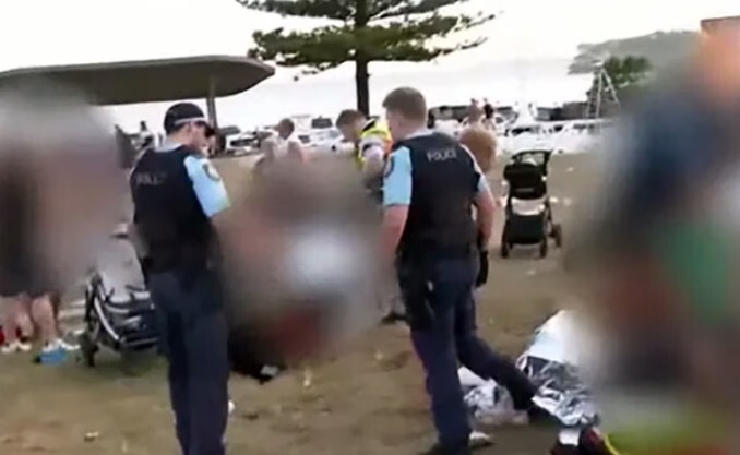 تیراندازی خونین در جشن ساحلی یهودیان در استرالیا تیراندازی خونین در جشن ساحلی یهودیان در استرالیا