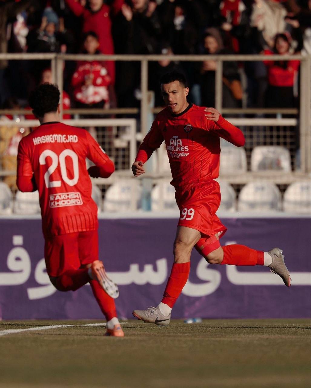 صدرنشینی سرخ‌ها با اولین گل بیفوما/ تراکتور در جمع مدعیان