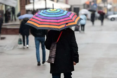 ورود سامانه بارشی به جنوب/ آسمان تهران صاف تا کمی ابری