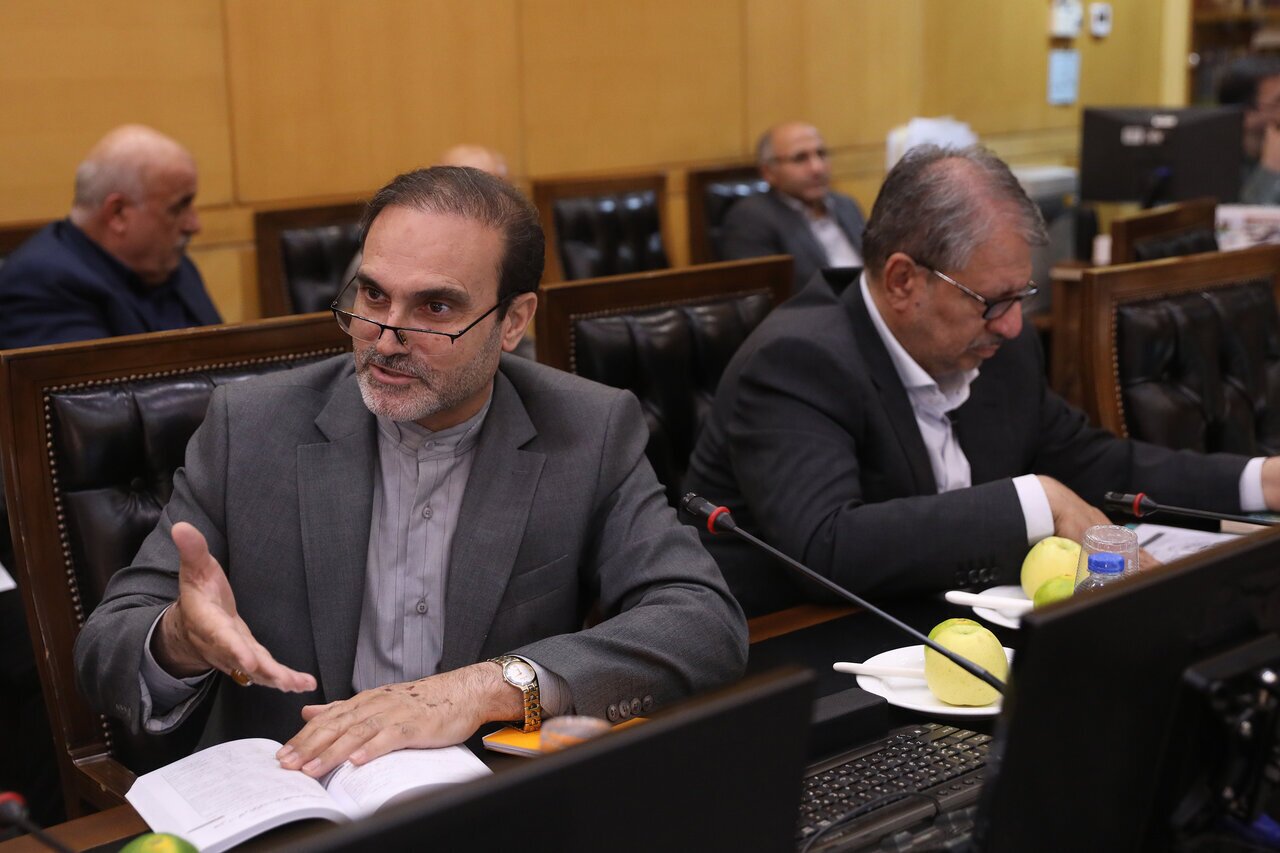 بانک مرکزی پاسخگوی آشفته بازار ارز باشد/ مردم مقصر نیستند