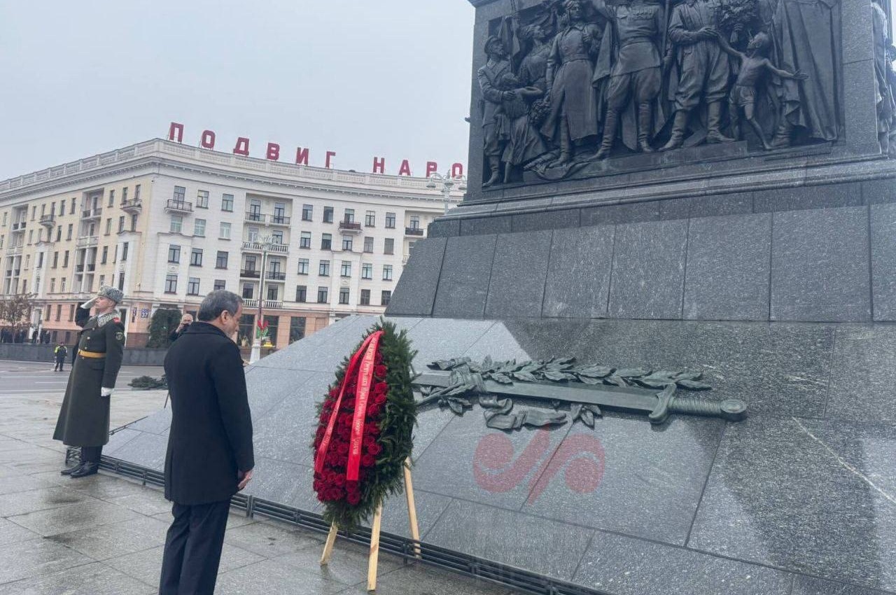 حضور عراقچی در محل یادمان پیروزی در مینسک +عکس و ویدیو حضور عراقچی در محل یادمان پیروزی در مینسک +عکس و ویدیو