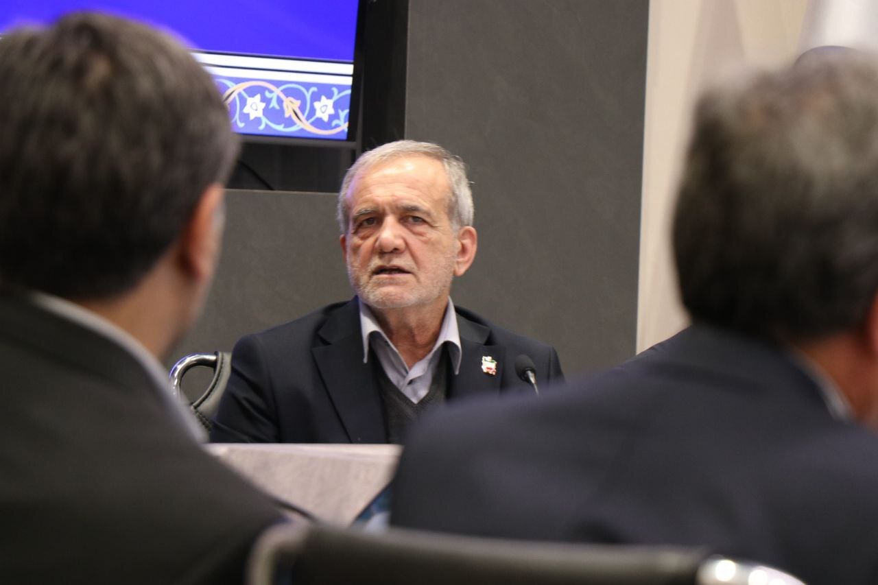 پزشکیان: نباید اجازه داد مردم بهسادگی بیمار شوند پزشکیان: نباید اجازه داد مردم بهسادگی بیمار شوند