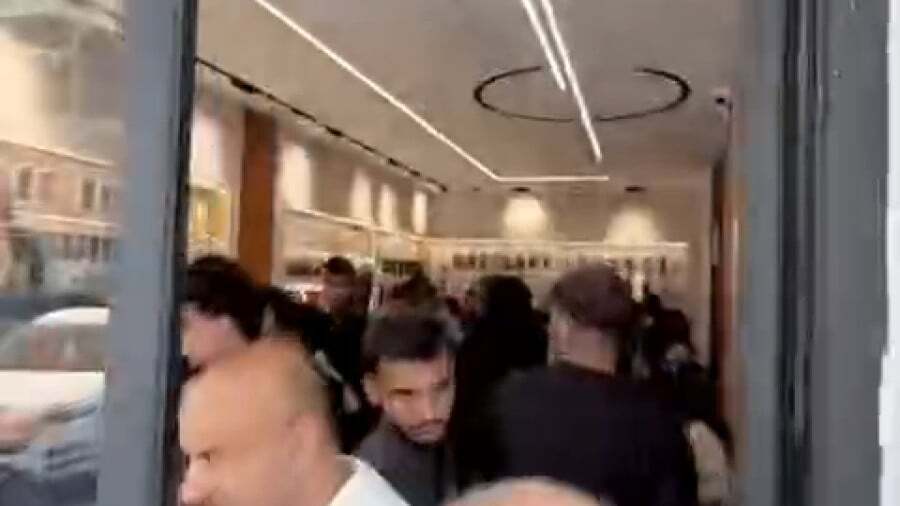 صف خرید آیفون ۱۷ در غزه +ویدیو