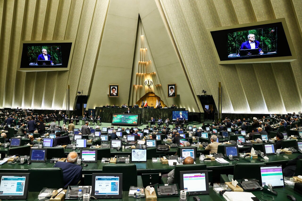 مجلس از پاسخ وزیر بهداشت قانع شد مجلس از پاسخ وزیر بهداشت قانع شد