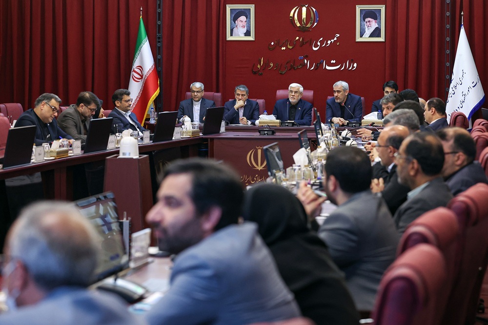 عارف: دانه درشت‌ها و فرار مالیاتی باید ریشه‌کن شوند