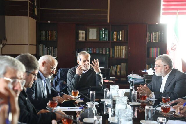 حضور پزشکیان در استانداری تهران؛ توسعه شبکه ریلی بررسی شد حضور پزشکیان در استانداری تهران؛ توسعه شبکه ریلی بررسی شد