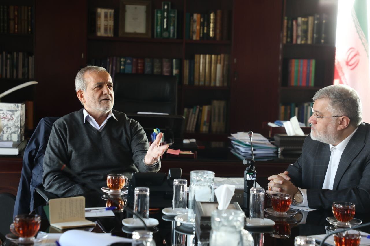 حضور پزشکیان در استانداری تهران؛ توسعه شبکه ریلی بررسی شد حضور پزشکیان در استانداری تهران؛ توسعه شبکه ریلی بررسی شد