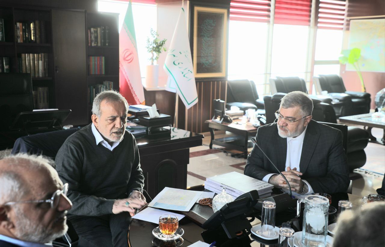 حضور پزشکیان در استانداری تهران؛ توسعه شبکه ریلی بررسی شد حضور پزشکیان در استانداری تهران؛ توسعه شبکه ریلی بررسی شد